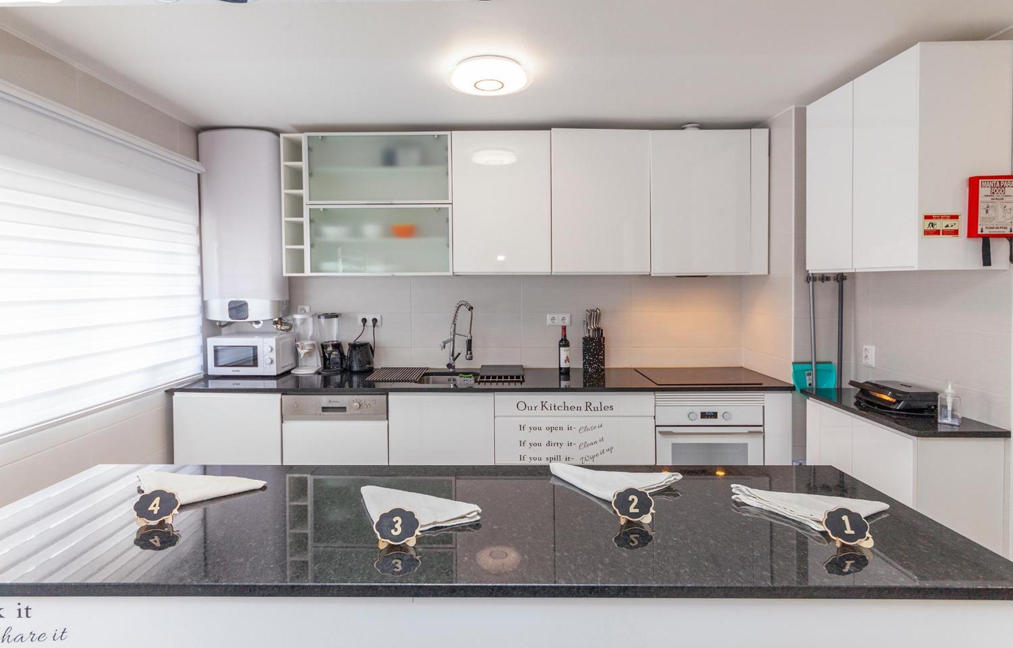 M - Martin & Tomas Guesthouse ลากอส ภายนอก รูปภาพ